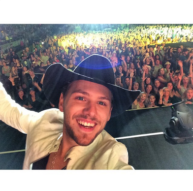 Source: brettkissel / Instagram SEFLIE!! Killer crowd last night in Victoria to kick off the Brad Paisley Tour! Tonight ---- we rock out to a packed barn in Abbotsford! Doors are at 6PM. Showtime is 7:15PM! Get here early... You don't want to miss the party! - BK